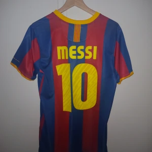 Messi 2010/11 tröja -  Barcelona - Snygg Messitröja i strl M från säsongen 2010/11 när man vann trippeln. Tröjan är i nyskick. DM för frågor och fler bilder!