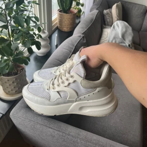 Alexander McQueen - Säljer ett par sköna Alexander Mcqueen skor i fint skick, perfekta till gymmet. Size 42, box tillkommer!