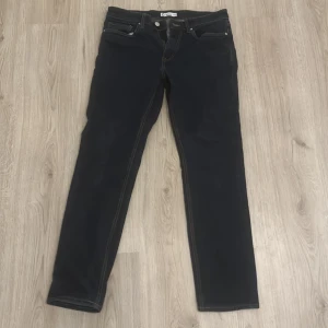 Denim jeansbyxor med läderdetalj - Feta mörkblåa jeans som jag endast använt 1 gång. Storlek 31/32. Dm för fler funderingar.
