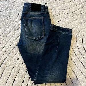 Mörkblå jeans från Neuw - Snygga mörkblå jeans från Neuw i modellen Ray Straight. Använts fåtal gånger, säljer för dem ej används! Nypris 1500 köpta på NK