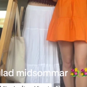 Vit långkjol  - vit lång kjol, det ör mina bilder från min tiktok har bara inte orkat ta nya