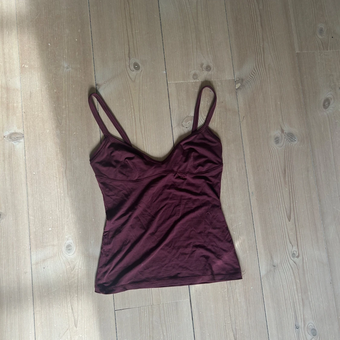 Vinrött linne med smala axelband  - 1