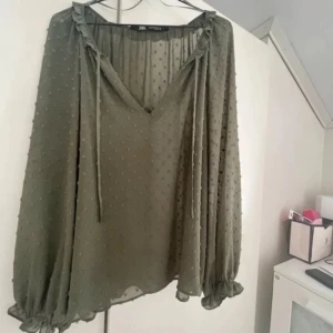 Zara blus - Jag säljer min jätte fina oliv gröna zara blus som man kan ha både lång o 3 kvarts ärmad❤️pga att den inte kommer till användning❤️ ni får prutta men den finns inte längre på hemsidan 