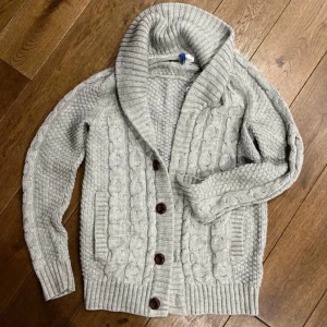 Grå Cardigan - Snygg Grå cardigan i bra skick. 