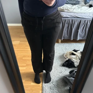 Linnebyxor  - Svarta linnebyxor från Kids brandstore. De är gamla så är inte säker vilken storlek men tror 164. 