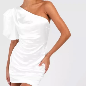 Satin klänning!  - SUPERSNYGG klänning, perfekt till student!! Slutsåld! Prislapp kvar! 🩷 Har EJ egna bilder på, pga aldrig använd! Kan diskutera pris vid SNABB AFFÄR! 