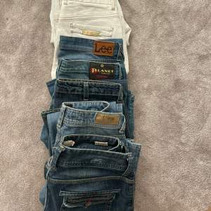 KOLLA IN MIN PLICK! Säljer massor av snygga lågmidjade jeans💗säljer märken som: Lee, Wrangler, Calvin Klein, Denim&Co, Planet