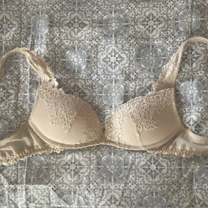 Beige spets-bh från Intimissimi - Säljer en elegant beige bh från Intimissimi med vacker spetsdetaljering. Den är i storlek 70B men skulle säga att den är liten i storleken. Den är knappt använd och säljer den då den är för liten för mig😊 bara att höra av sig om ni har några frågor!