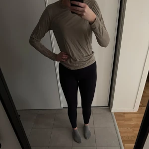 Grå långärmad tröja från C - Säljer en stilren grå långärmad tröja från Cubus. Tröjan är i storlek M och har en enkel design som passar perfekt till vardags. Materialet känns mjukt och bekvämt, perfekt för höst- och vårsäsongen.