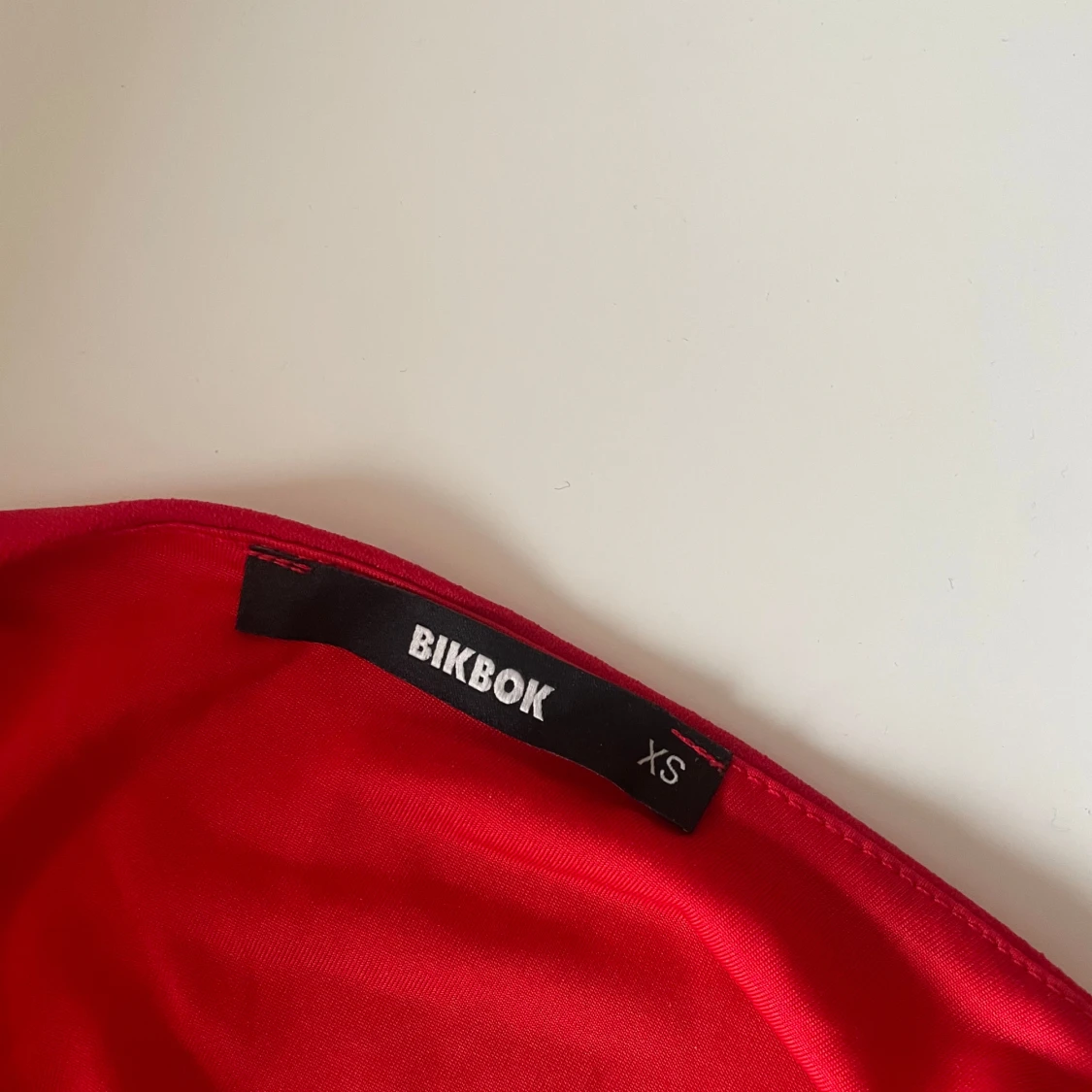 Röd klänning från BikBok - 1