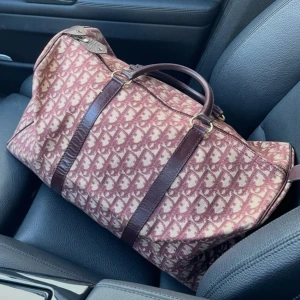 Dior weekend bag  - Vill kolla intresse på min röda weekendbag från Dior! Köpt på luxury by ho och väldigt fint skick med tanke att den är vintage, men finns såklart små skavanker. Kan skicka närmare bilder om intresse visas! Kom gärna med bud 💖🥰