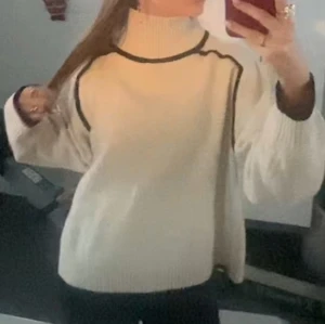 Vit stickad tröja med svarta detaljer - Säljer en sååå himla fin tröja från hm!! Den är i stl L men sitter som en S. Jag har vanligtvis S men den var kort i stl så jag köpte en L och den sitter så bra! 