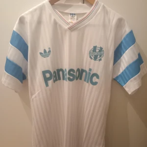 Marseille retrotröja 1993 - Marseille retrotröja från 1993 i strl. M i nyskick. Toppkvalité och skick. DM för frågor:)