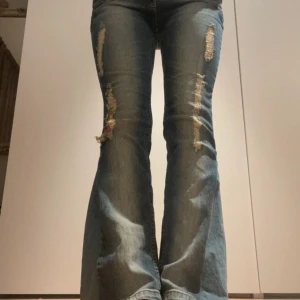 Lågmidjade jeans med revor - Supersnygga lågmidjade jeans med revor! Säljer då de är för korta på mig. Storlek 8, de passar mig som brukar ha xs-s. Märket i byxorna är TG. Mått - Midja tvärs över 33 skrev 19 innerbenslängd 72