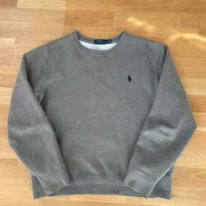 Ralph Lauren Sweatshirt  - Säljer en riktigt snygg Ralph Lauren sweatshirt i riktigt bra skick. Tröjan är nästan som ny och har använts ungefär 2-3 gånger. Nypris hos Boozt är just nu 1466 och mitt pris endast 699. Priset är ej hugget i sten!