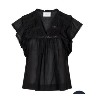 Neo noir blus - Säljer denna fina neo noir blusen! Aldrig använd. Nypris är 599❤️