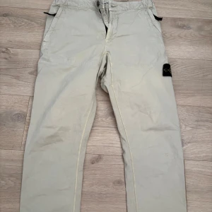 Stone Island Byxor  - Snygga knappt använda Stone Island byxor. Kan skicka fler bilder vid begäran.