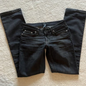 Jeans från Filippa K - Lågmidjade jeans från Filippa k i storlek 28 motsvarar xs/s. Rakt över midjan 35cm kan töjas ut till ca 39cm. Fri frakt i 7 dagar