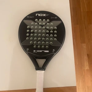 Nox padel rack - Säljer detta Nox padel rack då jag brutit min handled och inte kan spela mer det är använt 1 gång och är nylindad också.