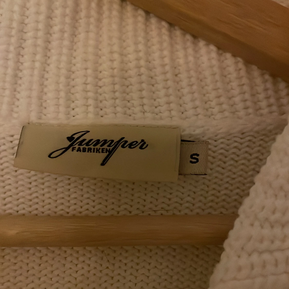 Vit stickad kofta från Jumperfabriken - 2