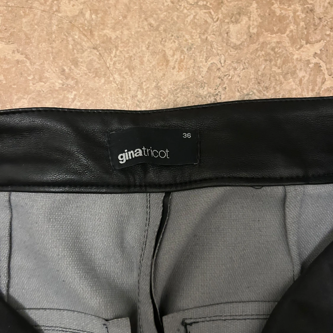 Svarta byxor från Gina Tricot - 2