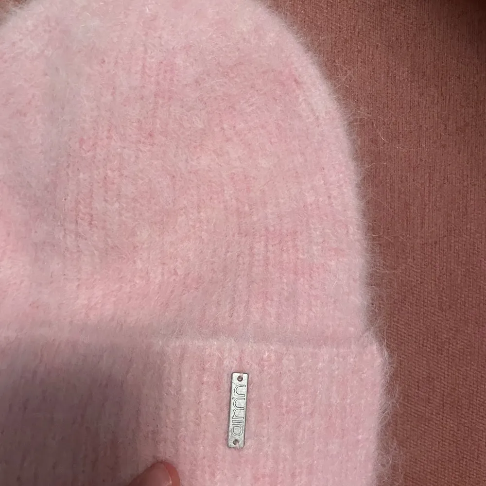 Säljer denna mössan perfekt nu till våren 💗😊 aldrig andvänd så som ny! . Muu.