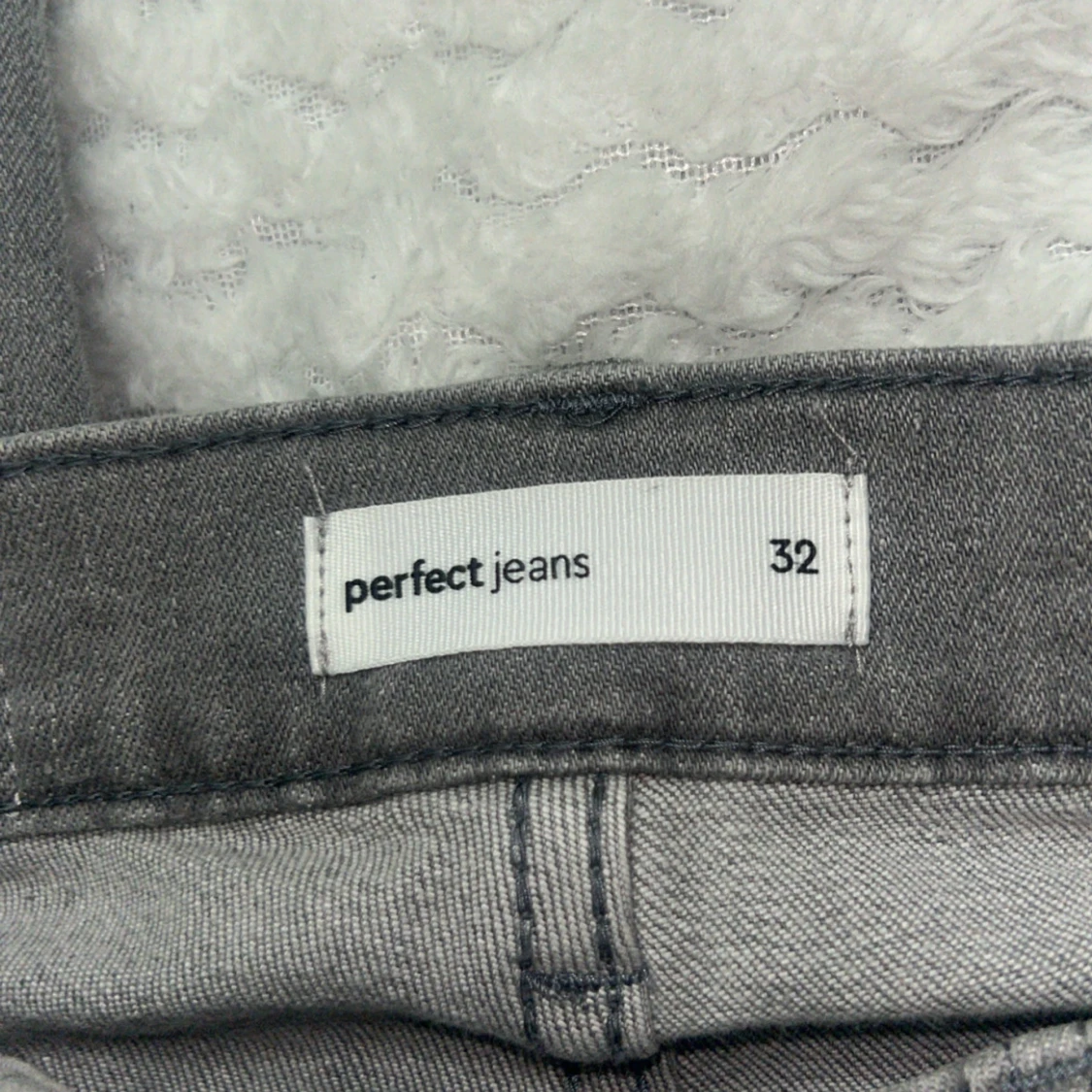 Grå jeans från Gina Tricot - 3