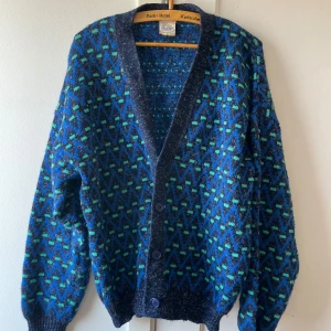 Vintage stickad kofta - Så skön vintage stickad kofta i strl XL men sitter snyggt oversized på en xs/s. Inga anmärkningar!