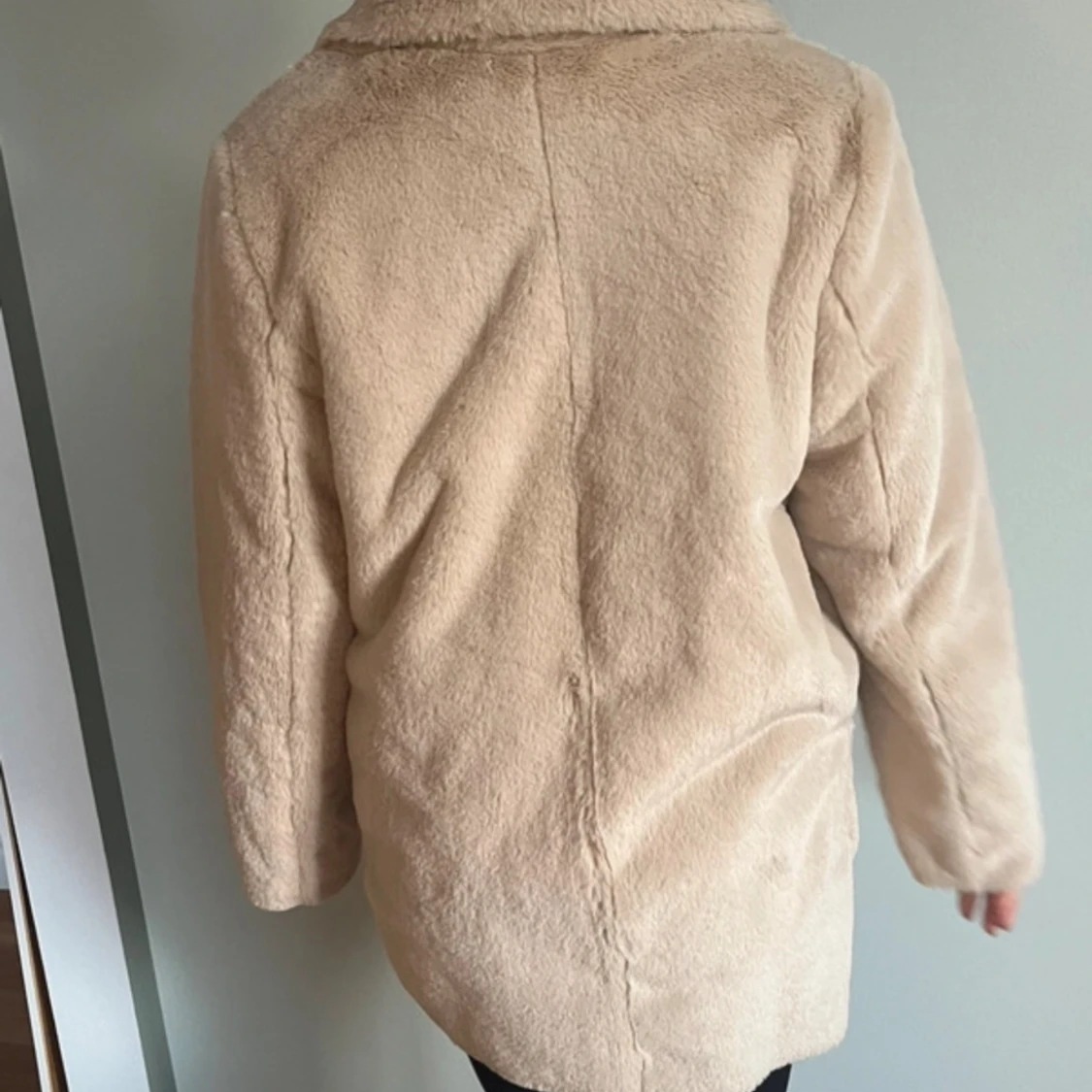 Beige pälsjacka - 1