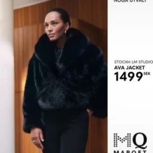 Svart pälsjacka från MQ Marqet - Snygg och elegant svart pälsjacka från MQ Marqet. Jackan har en lyxig känsla med sin mjuka päls och är perfekt för att hålla värmen under kyliga dagar. Den har en klassisk design med långa ärmar och en stilren look.