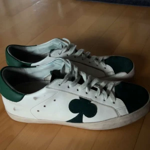 Vita och gröna sneakers från The Gallerist - Säljer grön vita the gallerists” skor desssa är dom fetaste skorna gallerist har! Säljer pga för små, dessa skor är använda ett par gånger. Som ni ser på bilden är dom väldigt rena så det är väldigt bra kvalité!💚🤍