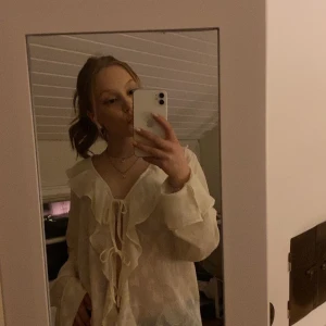 Neo Noir ”Anika Burnout Blouse” - Helt ny vacker, lyxig blus från Neo Noir. Säljer då jag råkade köpa den i fel storlek, har alltså aldrig använt den. Original pris 749 kr säljer för 549 kr.