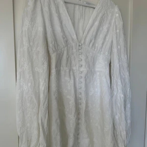 Vit blommig klänning från ADOORE - Vit klänning från Adoore, använd endast en gång 💞