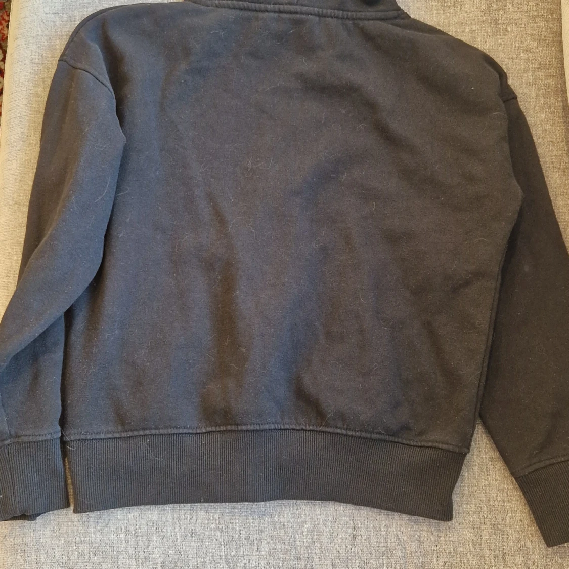 Svart hoodie från Wawai med ficka - 1