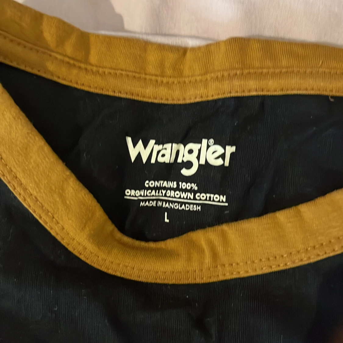 Svart Wrangler t-shirt med senapsgula detaljer - 2