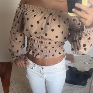Beige offshoulder prickig topp - Prickig off shoulder topp från BikBok i stl XS!! 