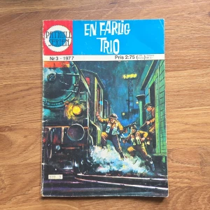 En Farlig Trio - Patrullserien, nr 3 år 1977 - Spännande serietidning från 1977 med actionfyllda äventyr och dramatiska scener. Perfekt för dig som gillar klassiska tecknade berättelser med fart, faror och hjältemod. Snygga illustrationer och coola karaktärer gör läsningen extra rolig!