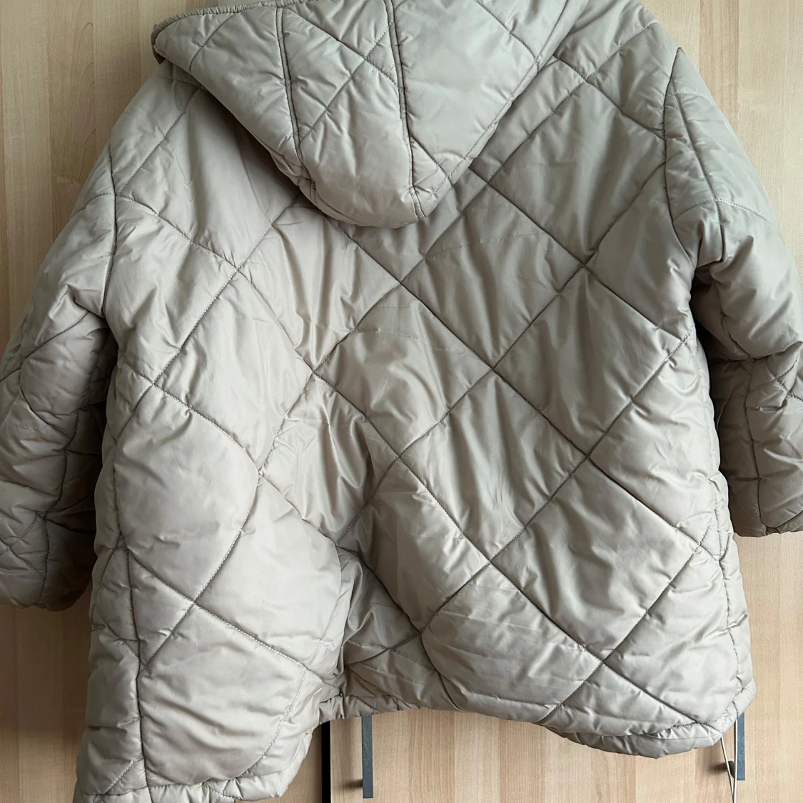 Beige quiltad pufferjacka med huva - 3