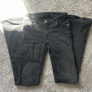 Svarta bootcut jeans från Monki - Säljer ett par svarta jeans från Monki med bootcut passform och klassisk femficksdesign. Jeansen är verkligen lowrise!! Bilden är lite missvisande för de är mer low waist än vad man uppfattar på bilden lol, strl XS