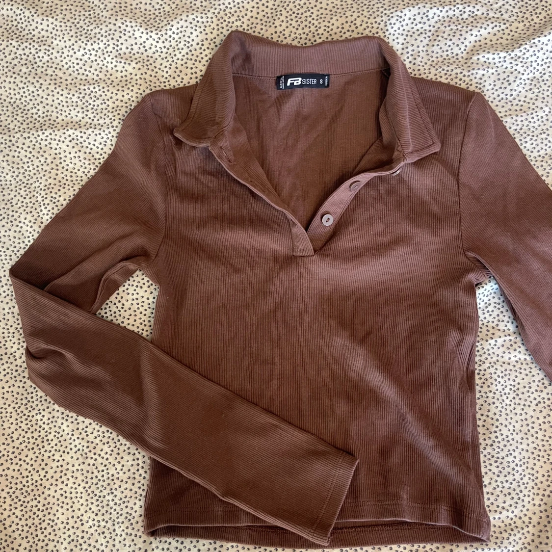 Brun ribbad pikétröja från FB Sister