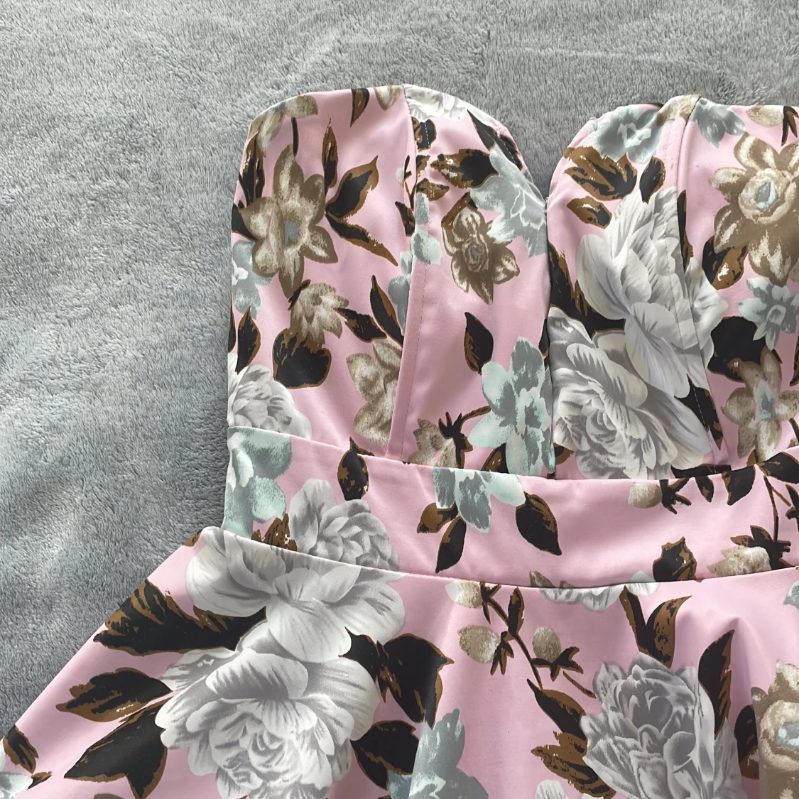 Blommig rosa axelbandslös klänning! - 1