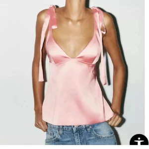 Rosa satintopp med knytband - Så fin Zara topp/blus med rosetter. Den är i nyskick och kom aldrig till användning men sååå fin!!!💕hör gärna av er om frågor 🫶