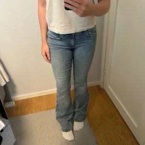Ljusblå bootcut jeans - Säljer ett par ljusblå bootcut jeans i storlek 38 från Gina Tricot. Jeansen är mid waist och är använda fåtal gånger🩷