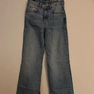 Ljusblå raka jeans - Ljusblåa jeans i rak modell. För långa för mig som är 170, tror dem passar något längre upp till 180cm. 