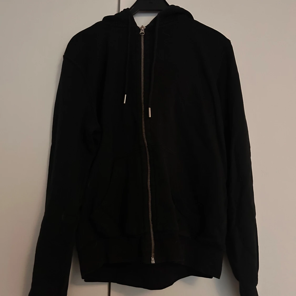 Svart hoodie med dragkedja och huva