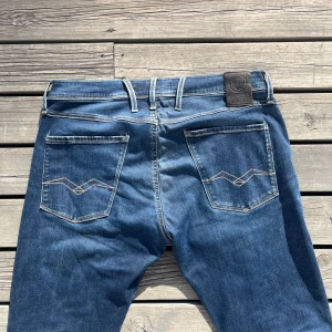 Replay anbass - Snygga mörkblå jeans från Replay med klassisk  och diskreta slitningar. Jeansen har slim passform och sitter väldigt snyggt på. Storlek 34/34. Skriv vid fundering eller frågor!