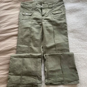 Gröna cargopants från H&M Divided - Säljer dessa jätte fina gröna cargopants från H&M Divided i storlek 36. De är boothcut och sitter väldigt fint på!💕