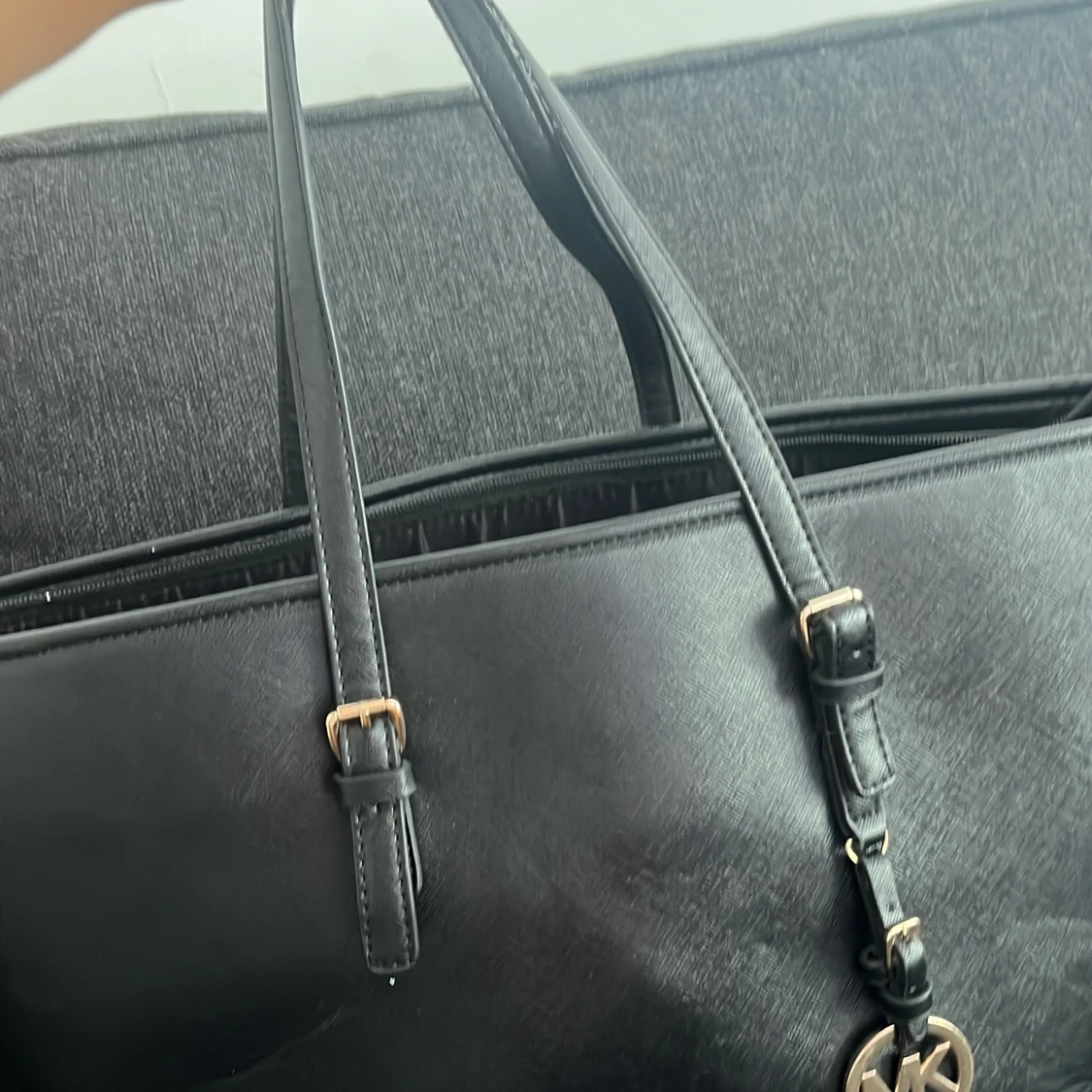 Svart Michael Kors axelväska i skinn