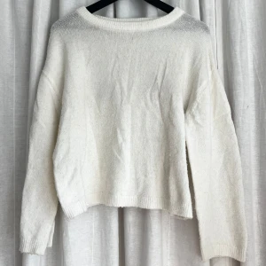 Vit stickad tröja  - Mysig vit stickad tröja med rundad hals och långa ärmar från lager 157