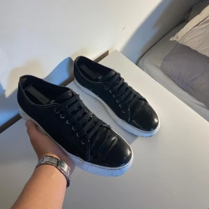 Svarta skor från Lanvins - Säljer nu dessa snygga men slitna Lanvins som bara behöver lite kärlek / Skick 7/10 (Sulan är bara bytt) / storlek 42/ UK 8 / Perfekt nu till sommaren! Bara att kontakta via intresse eller annat och pris kan diskuteras!!🙏😊